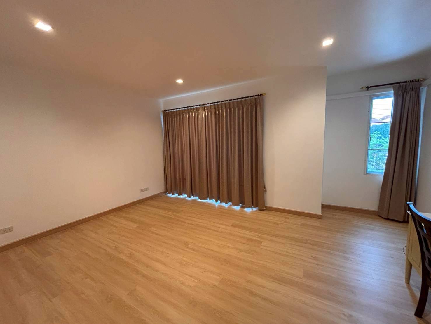 MH51  🏡 For Rent — Home Office On Nut 68