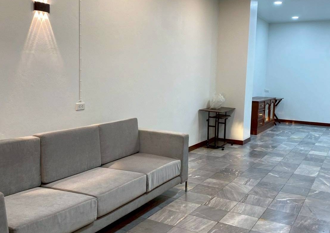 MH47  🏡 For Rent — Home Office near MRT Yellow Line