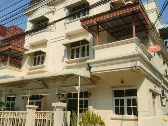 MH14 🏡 For Rent — Townhome with Pool Villa, Srinakarin 24