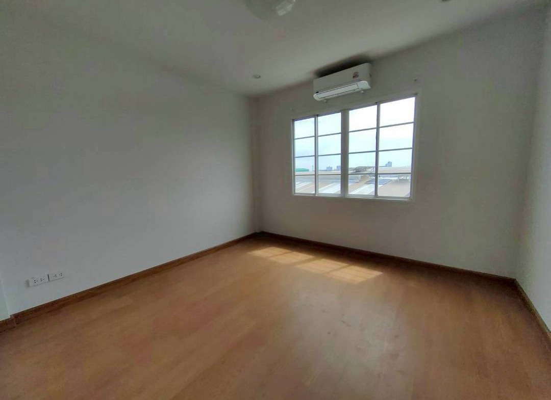 MH120 🏡 For Rent — Four-story home office for rent at Plus Park Avenue, Lasalle-Srinakarin.