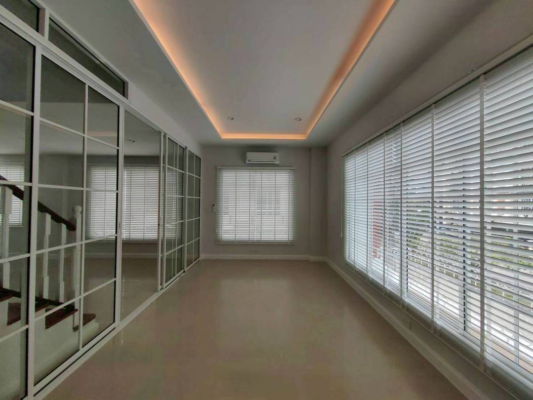 MH120 🏡 For Rent — Four-story home office for rent at Plus Park Avenue, Lasalle-Srinakarin.