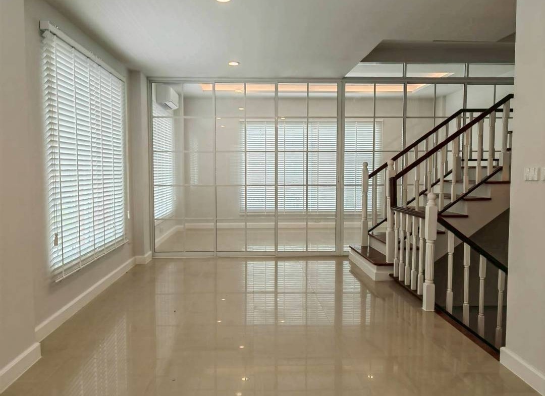MH120 🏡 For Rent — Four-story home office for rent at Plus Park Avenue, Lasalle-Srinakarin.