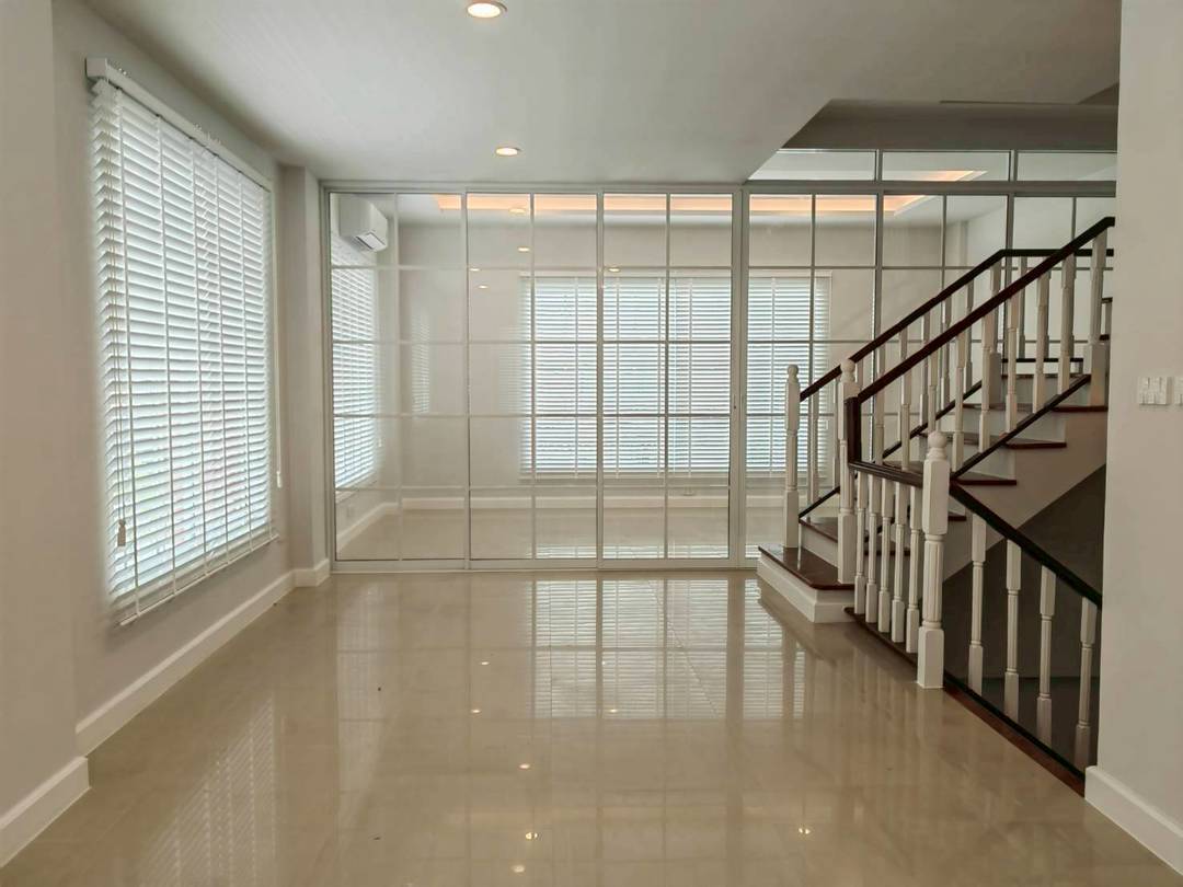 MH120 🏡 For Rent — Four-story home office for rent at Plus Park Avenue, Lasalle-Srinakarin.