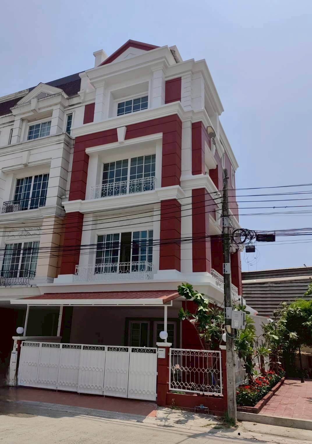MH120 🏡 For Rent — Four-story home office for rent at Plus Park Avenue, Lasalle-Srinakarin.