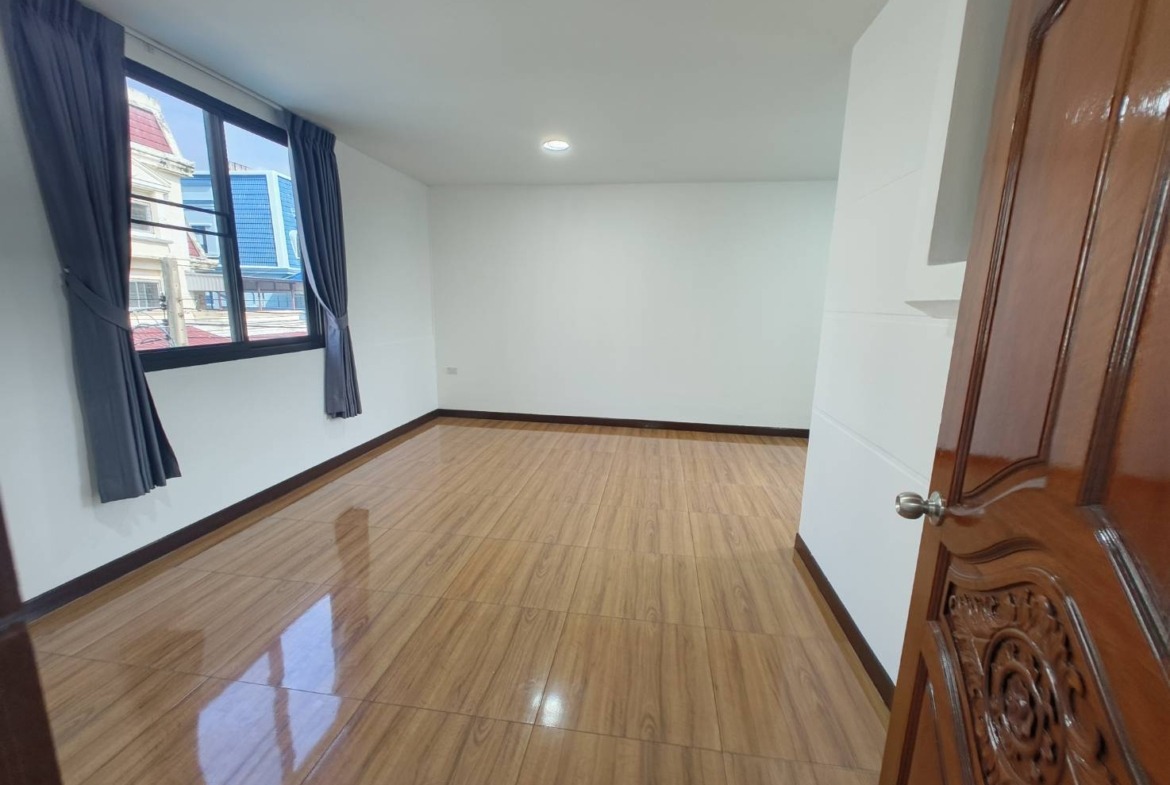 MH113 🏡 For Rent — Home Office near the MRT Yellow Line, Srinakarin